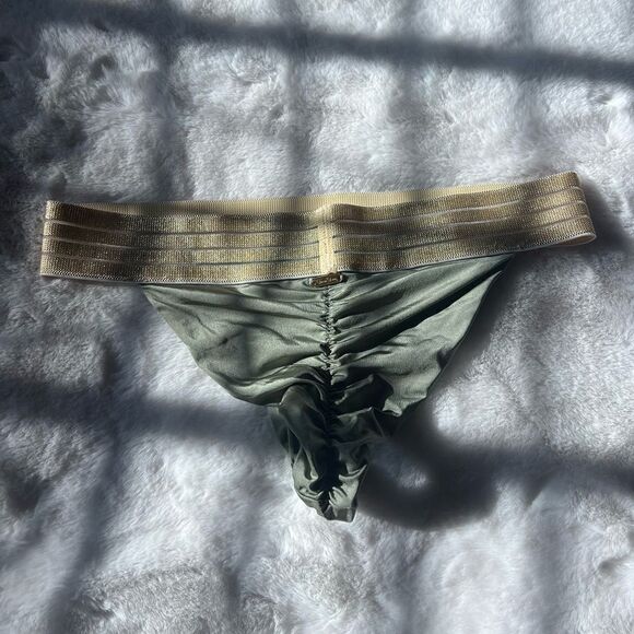 BEACH BUNNY SKIMPY BOTTOM.. - Picture 4 of 5